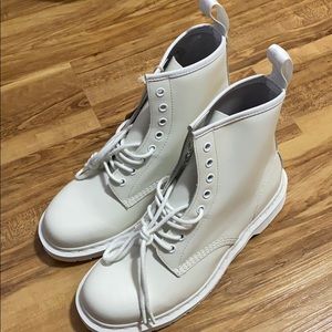 Dr. Martens Airwave White boots
